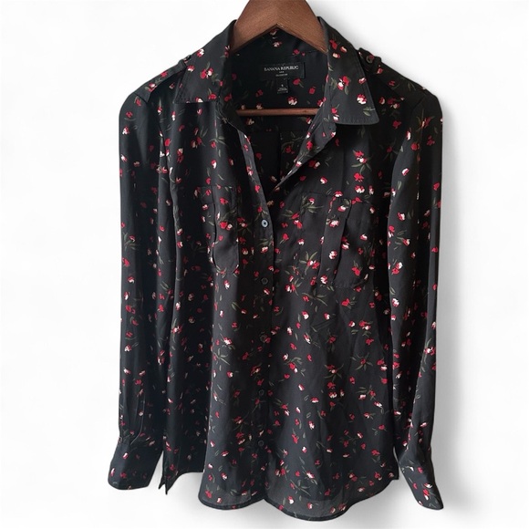 Banana Republic Factory Tops - Banana Republic Factory Womens’s Black Shirt with Red Floral print EUC Small